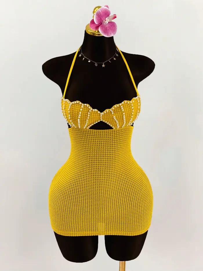 Robe mini moulante dos nu en crochet style bikini, ornée de perles et de coquillages