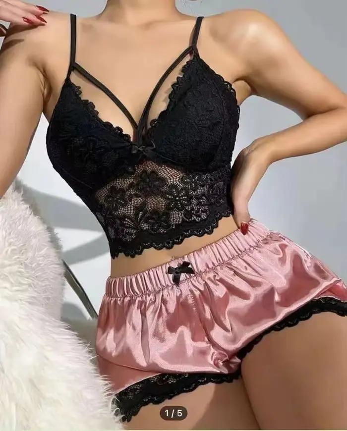 Ensemble de Nuisette Courte en Dentelle Confortable et Respirant avec Col en V et Short pour Femme –