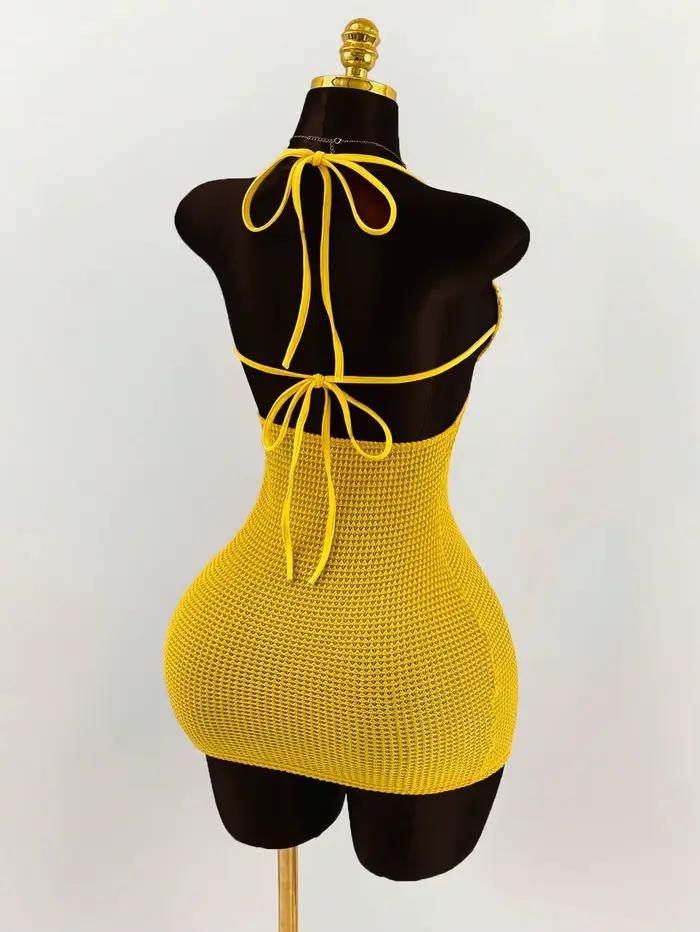 Robe mini moulante dos nu en crochet style bikini, ornée de perles et de coquillages
