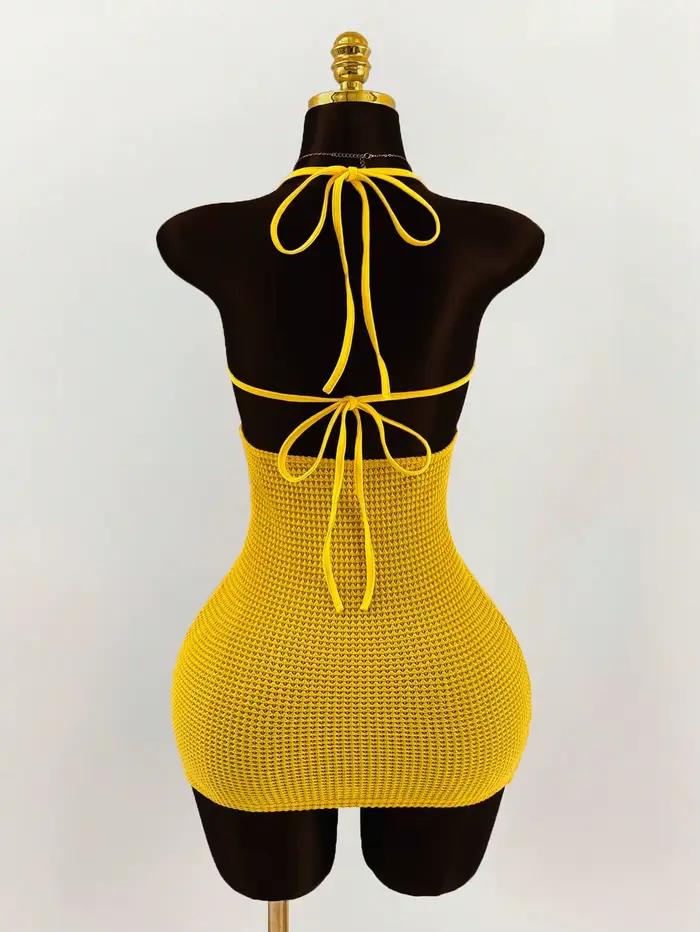 Robe mini moulante dos nu en crochet style bikini, ornée de perles et de coquillages