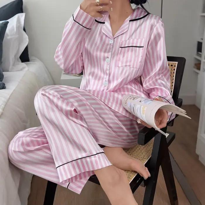 Dámské saténové pyžamo s růžovými pruhy