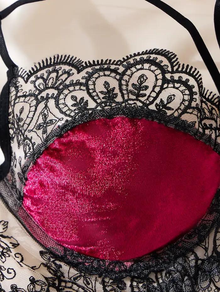 Lingerie sexy avec soutien-gorge transparent floral. L'allure d'un ensemble de lingerie pour la nuit de Saint-Valentin. Ensemble soutien-gorge culotte BlackRed ZA825166