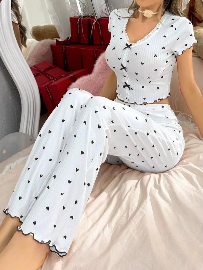 Ensemble de pyjama pour femmes à imprimé cœur, haut décontracté à manches courtes et col en V avec pantalon doux et élastique, tenue de détente confortable et décontractée, vêtements de nuit