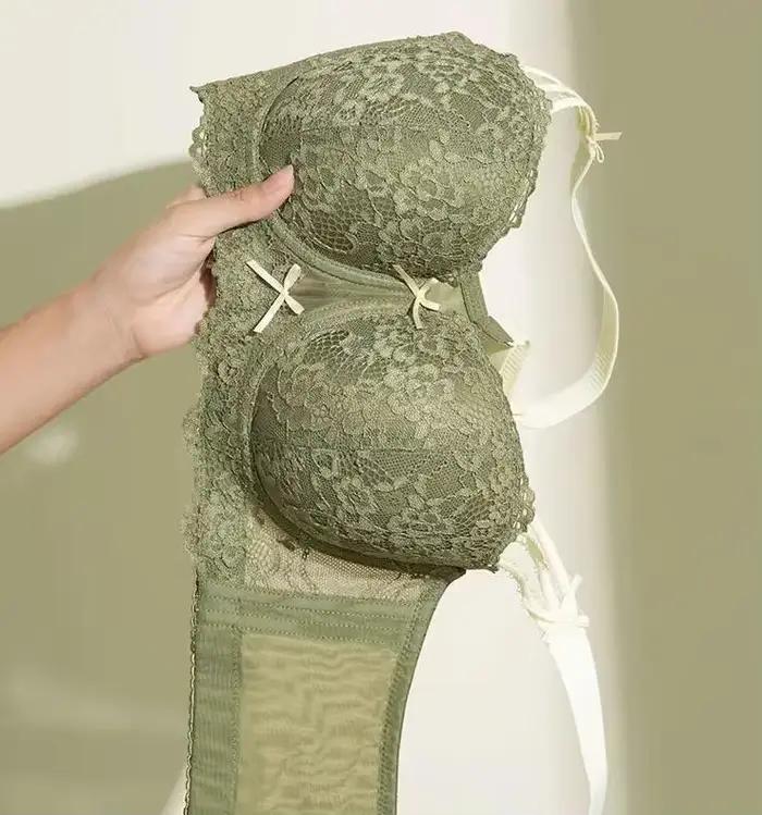 Vyšívaná krajková push-up podprsenka pro ženy