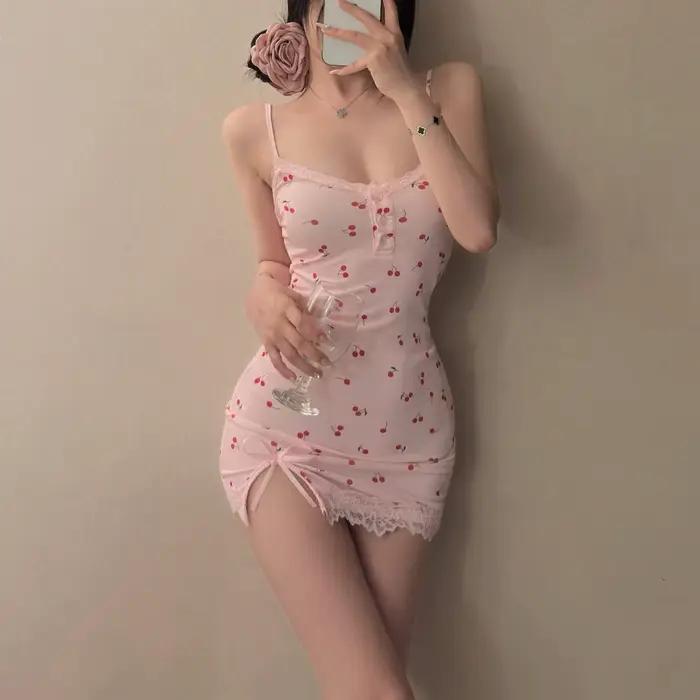 Chemise de nuit pour femme, mini-robe mignonne ajustée avec détails en dentelle, bretelles spaghetti, imprimé cerises roses, tenue de nuit d'été