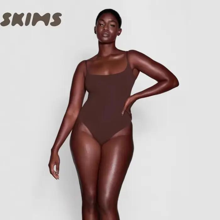 SKIMS FITS EVERYBODY débardeur slim fit avec base sexy en dessous