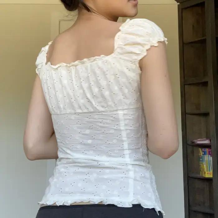 Bílý volánkový knoflíkový crop top pro ženy