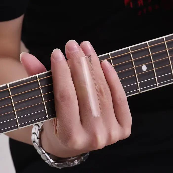 Le jeu de diapositives pour guitare comprend 3 diapositives en verre (5,1 cm/ 6 cm/ 7 cm) + 1 glissière en acier inoxydable (6 cm) + 4 pouces et doigts en celluloïd