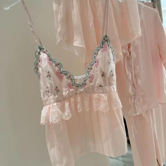 2025 été nouveau pyjama ensemble de Lingerie Sexy doux dentelle garniture Cami Shorts chemise pantalon rayonne maison vêtements de détente vêtements de nuit