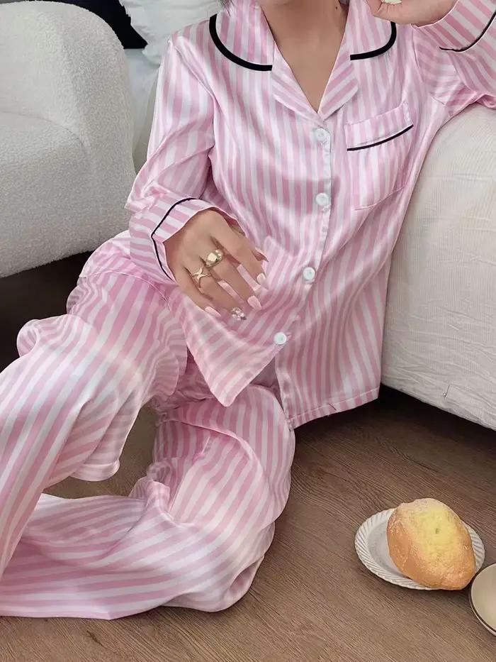 Dámské saténové pyžamo s růžovými pruhy