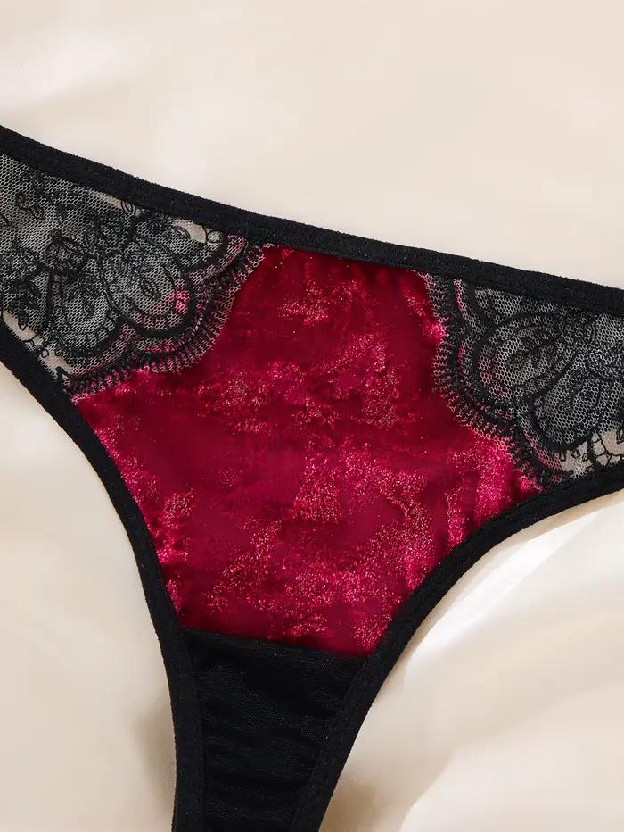 Lingerie sexy avec soutien-gorge transparent floral. L'allure d'un ensemble de lingerie pour la nuit de Saint-Valentin. Ensemble soutien-gorge culotte BlackRed ZA825166