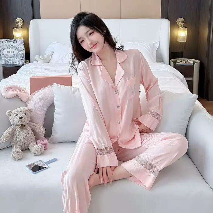 Pyjama rayé en dentelle à empiècements en V pour femme, collection Printemps 2026 – Ensemble confortable pour la maison