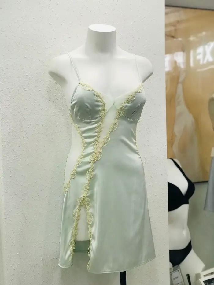 Robe de nuit fine en dentelle avec coussin de poitrine, vêtements de nuit sexy, pur désir féminin, fleur de formage, original, 2023