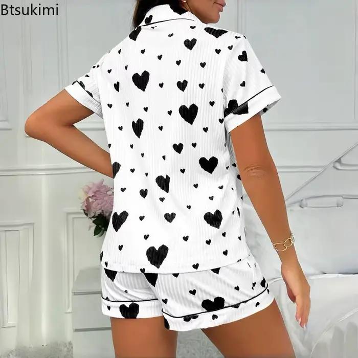 Ensemble pyjama imprimé cœur pour femmes, décontracté, manches courtes, haut à revers avec boutons et Short élastique, ensemble deux pièces, pyjama doux et respirant