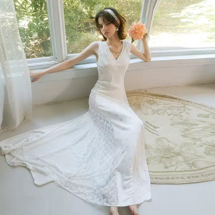 Robe de nuit de luxe pour femme, col en V, sans manches, robe longue blanche ajustée style princesse, tenue de nuit d'été pour femme, Vestido