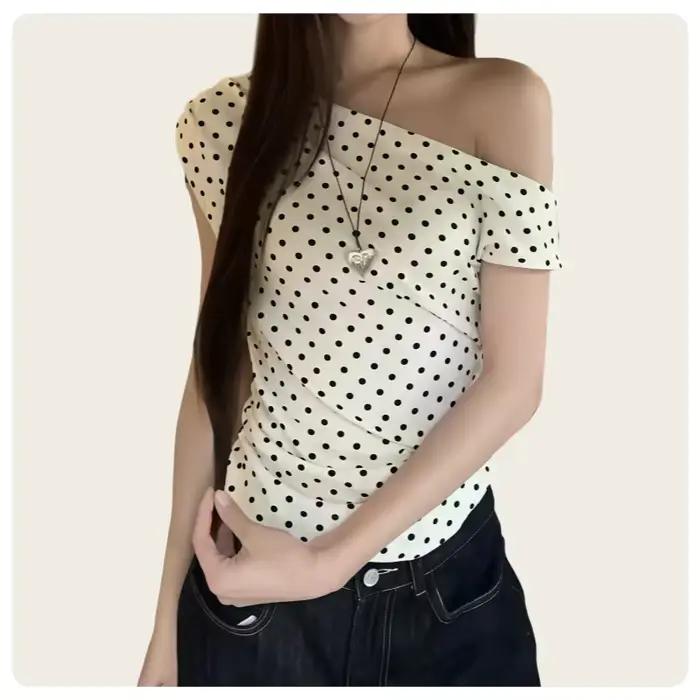 T-shirt d'été style coréen rétro ivoire noir à pois coupe ajustée à manches courtes et épaules dénud