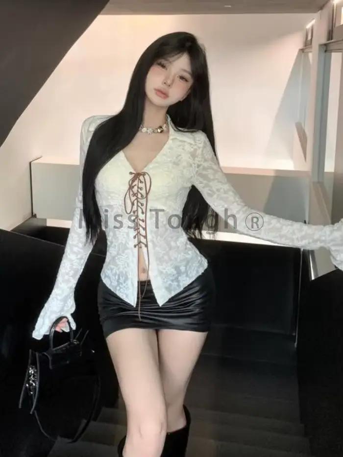 Chemise à col en V à manches évasées en dentelle pour femmes, chemise de base solide, haut une pièce