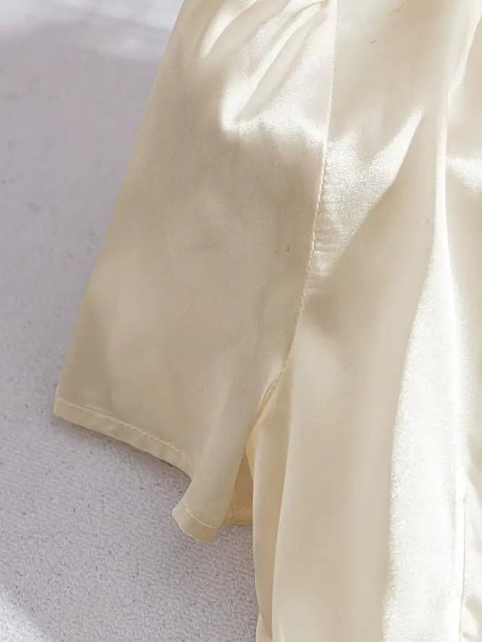 Blazer chic en satin blanc à volants, col à revers, manches courtes, boutons nœud dorés – Polyvalent