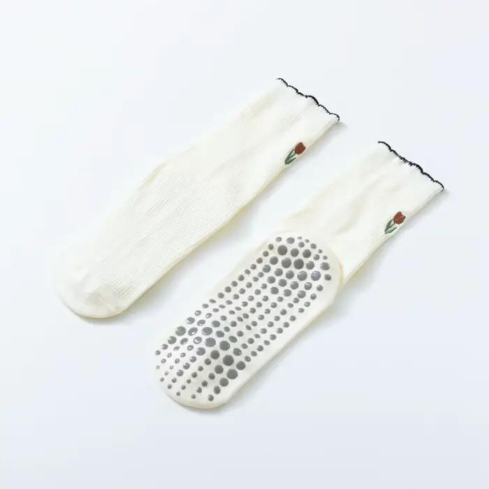 Chaussettes de Yoga et Pilates brodées de fleurs pour femmes, chaussettes de sport de sol antidérapa