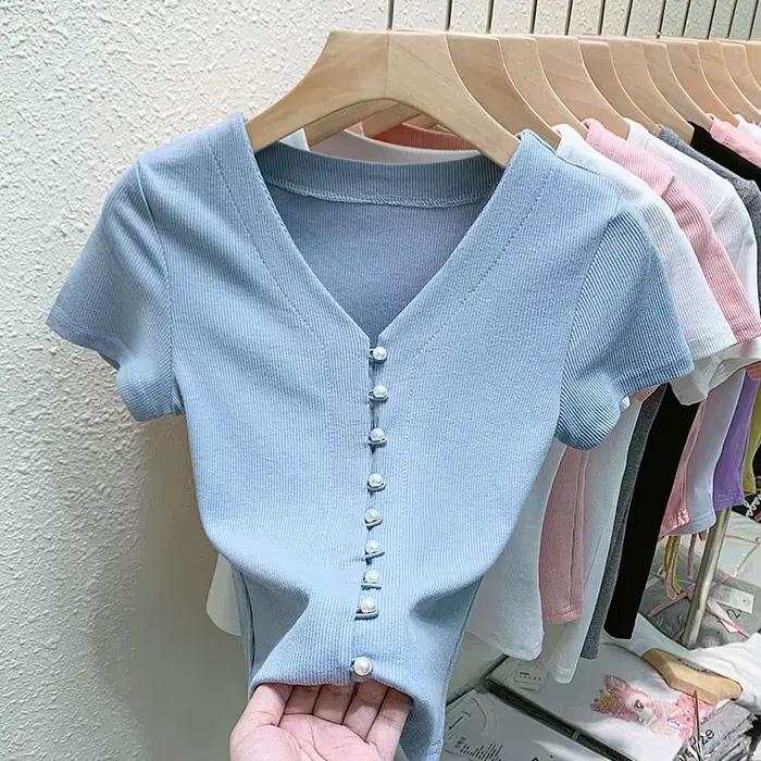 T-shirt court à col en V avec boutons en perles pour femme, cardigan slim, monochrome, t-shirt d'été