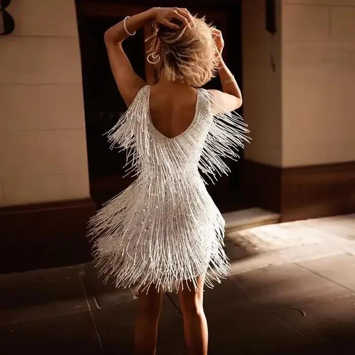 Mini robe à col en V profond pour femme, glands à dos ouvert, paillettes blanches, boîte de nuit, ve