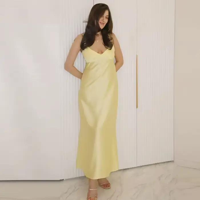 HXAO femmes jaune robe d'été 2025 femme Satin col en v robes de soirée élégante soirée sans manches