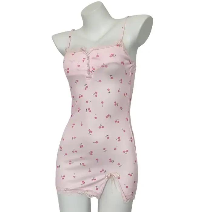 Chemise de nuit pour femme, mini-robe mignonne ajustée avec détails en dentelle, bretelles spaghetti, imprimé cerises roses, tenue de nuit d'été