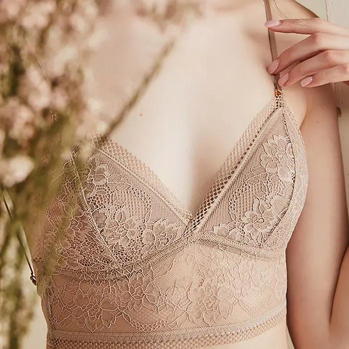Soutien-gorge en dentelle brillante pour femmes avec décolleté en V profond et conception dos bas élégant pour toutes les occasions spéciales