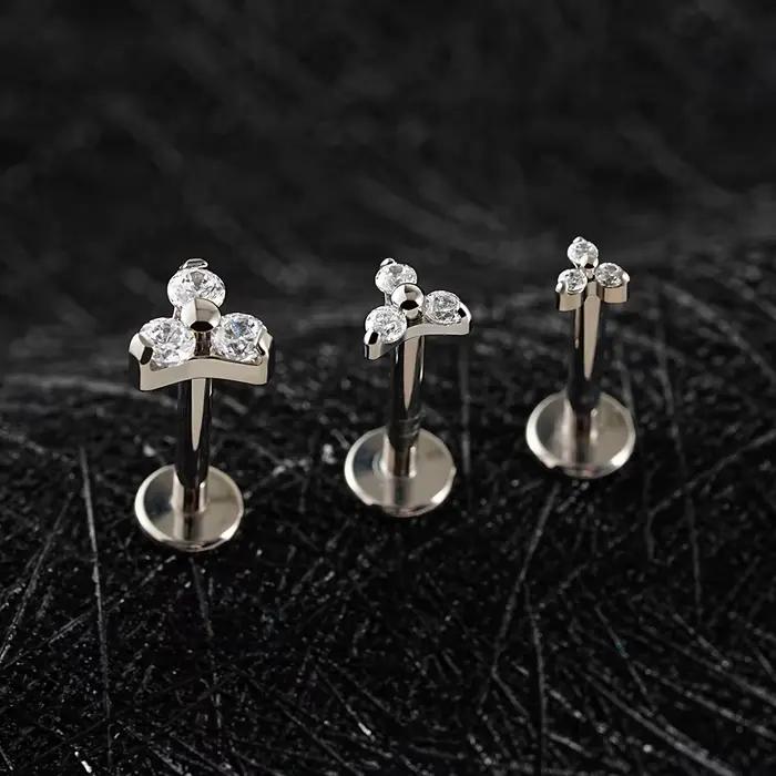 Right Grand Piercing labret en titane ASTM F136, minuscule trinité en zircone cubique, 16 g, 2,5/3,5/4,5 mm, triple fleur en zircone cubique, pour cartilage, hélix, tragus, nez, lèvre, méduse, lobe d'