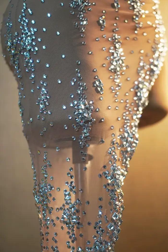 Mini robe de discothèque pour chanteur, vêtements de spectacle sur scène, robe asymétrique de fête de Bar, strass scintillants, robe en maille sans manches Xinghe