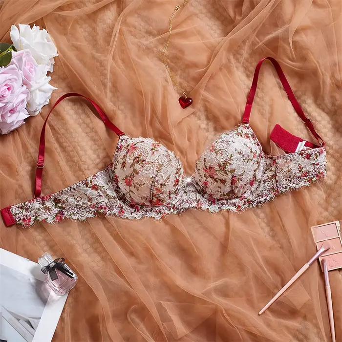 Ensemble de soutien-gorge en dentelle florale élégante avec bretelles rouges, maille douce et détails délicats pour un look luxueux