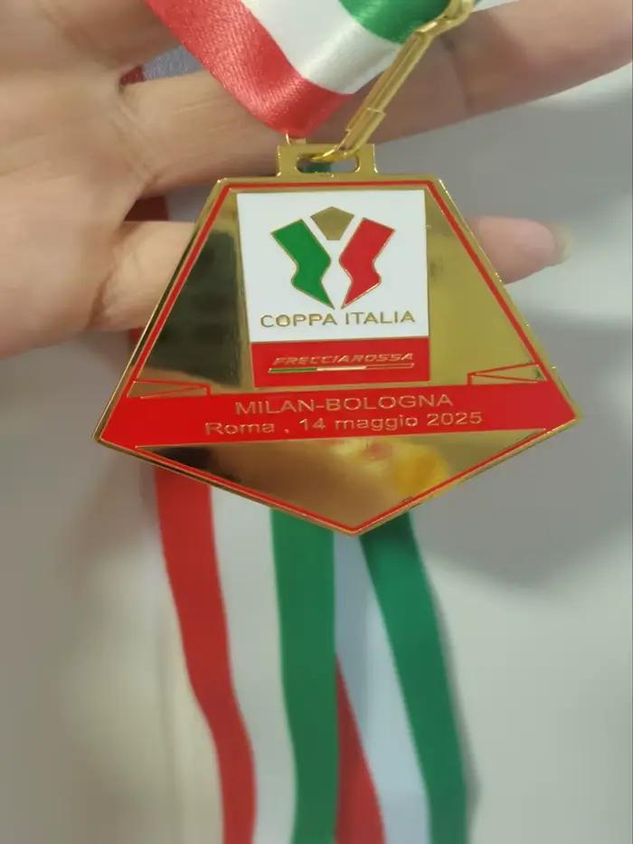 La médaille des champions de Coppa Italia 2025, gagnants finales, Souvenirs de fans de médailles avec ruban, Souvenirs de fans