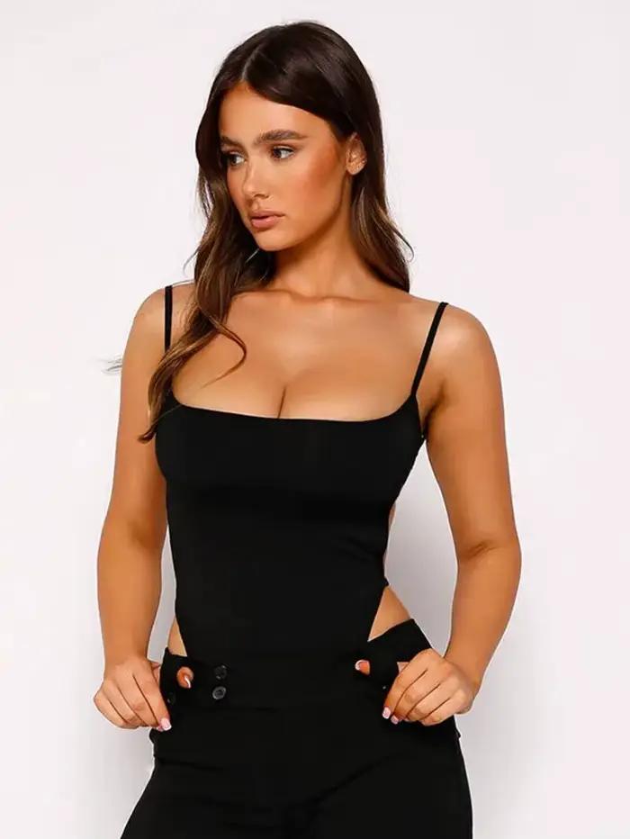 Body string sexy noir à dos croisé et découpes hautes, style caraco à fines bretelles, tenue de soirée PB4Q