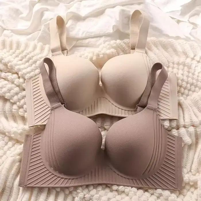 Type d'ajustement de grande taille, gros seins, petits sous-vêtements, les seins pour femmes sont sucés et leur soutien-gorge sont rassemblés sans marques.