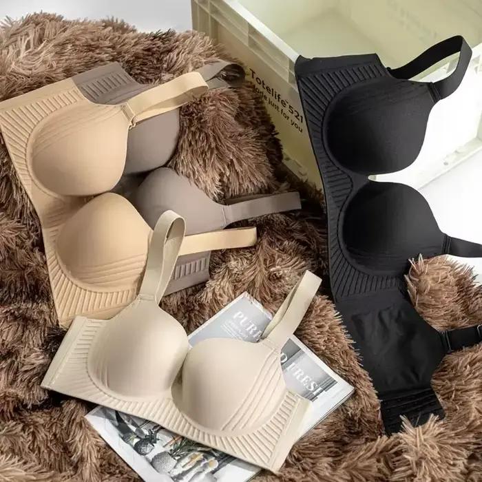 Type d'ajustement de grande taille, gros seins, petits sous-vêtements, les seins pour femmes sont sucés et leur soutien-gorge sont rassemblés sans marques.
