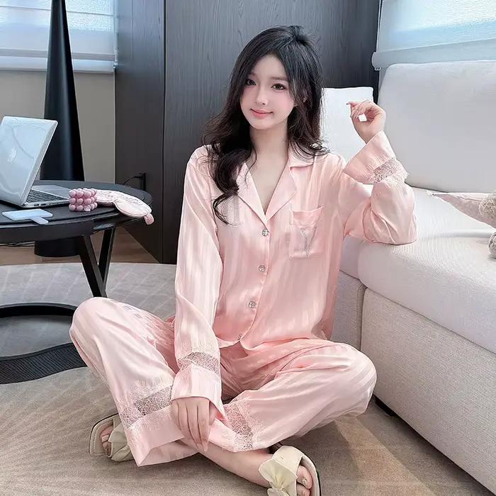 Pyjama rayé en dentelle à empiècements en V pour femme, collection Printemps 2026 – Ensemble confortable pour la maison