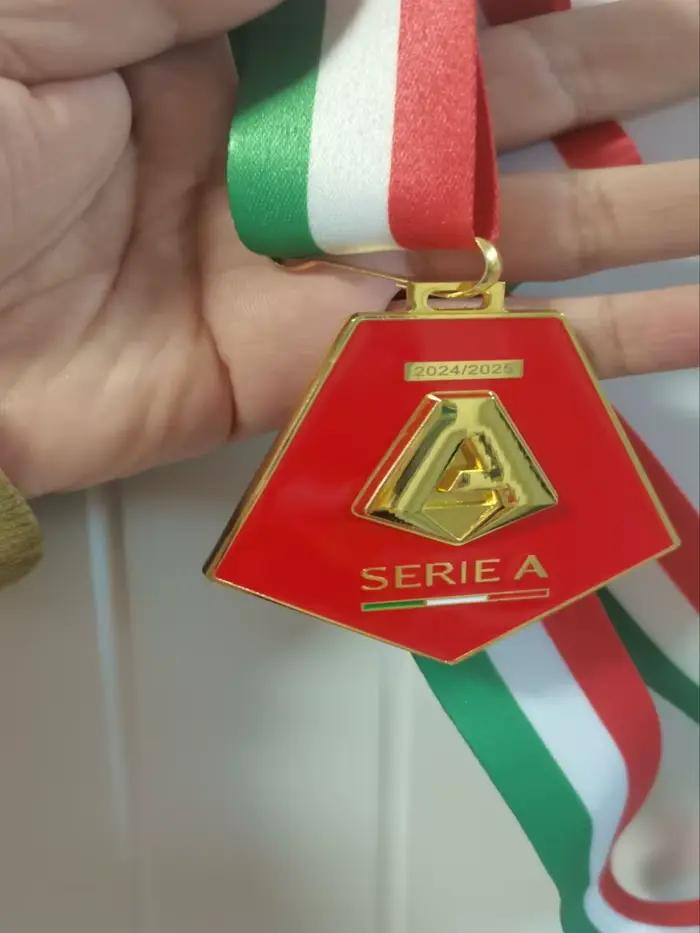 La médaille des champions de Coppa Italia 2025, gagnants finales, Souvenirs de fans de médailles avec ruban, Souvenirs de fans